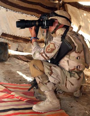 Immagine Allegata: 1 IRAQ -- Master Sgt. Maurice Hessel photographs a security forces mission.jpg